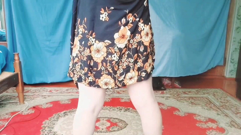 Kitty_Cross: Hravá Shemale opravuje chlupatou buchtu jemnýma rukama