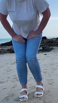 Pipì in Jeans Attillati Sulla Spiaggia Pubblica