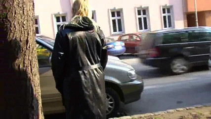 Femdom Austria: Cagna bionda che piscia per la strada della città