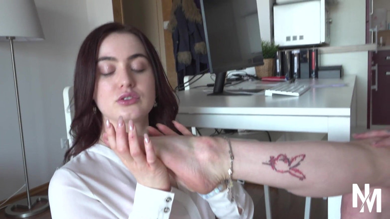Nikky Thorne: เลขานุการผมแดงหุ่นเซ็กซี่มีรอยสัก รุ่นพี่เลียเท้าเธอ