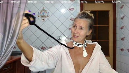 Cherry Lu: Calda hostess lukerya in cucina in un vestito