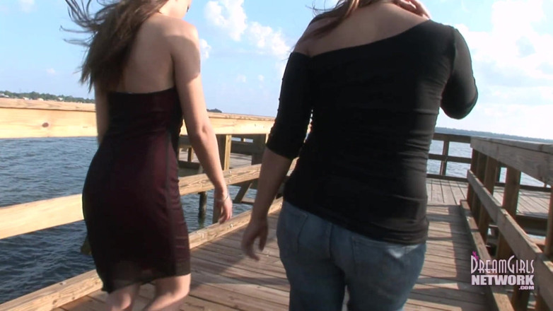 Dream Girls: Dos latinas twerking desnudas