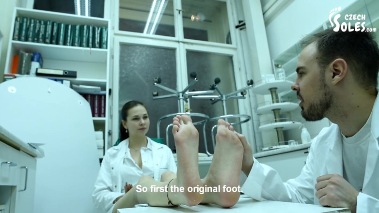 Czech Soles - foot fetish content: Anti-geur Serum Lab onderzoek voor haar echt stinkende voeten