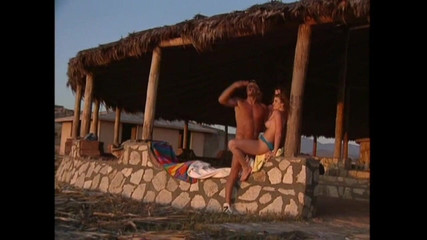 The Hunters: Трійка - двоє молодих друзів з великими цицьками на відпочинку діляться великим членом серфера на пляжі