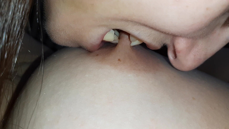Lesbian-illusion: Sexy lesbická trojka s lízáním, líbáním, sáním, kousáním bradavek