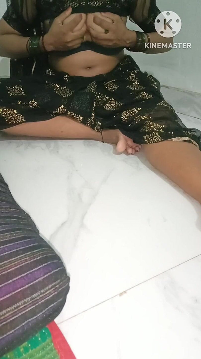 Your Manisha: Futând cu degetele pizda mea umedă pe podea