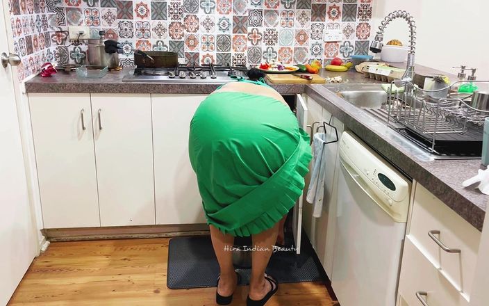 Hot 365 Entertainments: Homely Hotwife’s Saree Tuck &amp; Hip Fold Elegance - a Kitchen Delight!