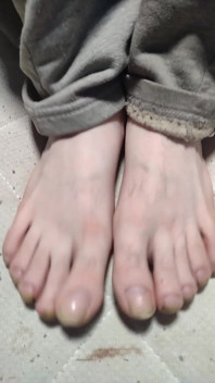 Scatenando la bellezza dei miei piedi nudi per te