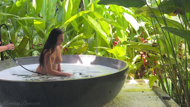 Princess Monica: Banho na selva nua - bastidores