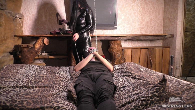 Mistress Legs: Sesi dominasi wanita dengan kaki nilon dan pantat bahenol penyihir...