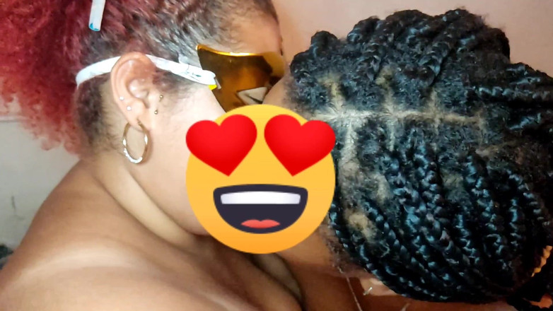 Gordita Culo Rico: Une lesbienne pulpeuse adore se faire lécher la chatte et...