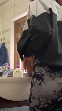 Otrok čistí zadek paní Kiry jazykem po tělocvičně - rimjob Femdom