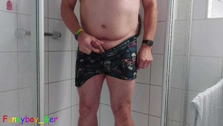 Funnyboy-Ger: Kamar mandi hotel: cuci, cukur jembut, ngocok kontol tebal sampai...