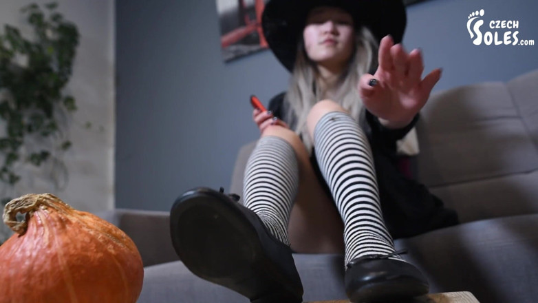 Czech Soles - foot fetish content: Pemujaan kaki ajaib malam Halloween (Spesial)