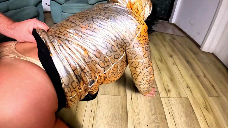 MilfyCalla: En primer plano de camisa de caída dorada brillante. Garganta...