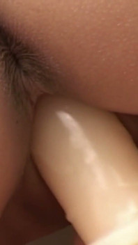 Prazer sozinho com um dildo