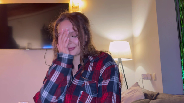 Alexa Poshspicy: POV: Stiefschwester bei Karten in ihren arsch verloren. an einem...