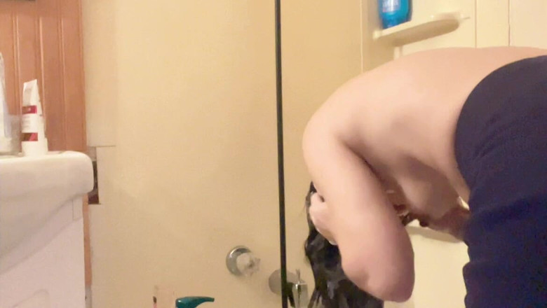 sweethanajapanese: Hana cuci rambut di bak mandi toket kecilnya enak banget