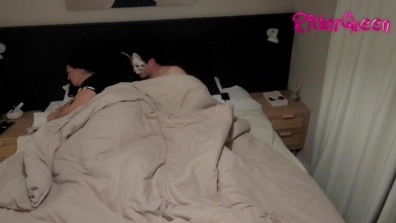 Riderqueen: 새엄마가 침대를 돌림빵 - 팬을 위한 비디오 밀프 비