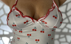 TabithaXXX: Большие подпрыгивающие сиськи и задница в вишневом нижнем белье