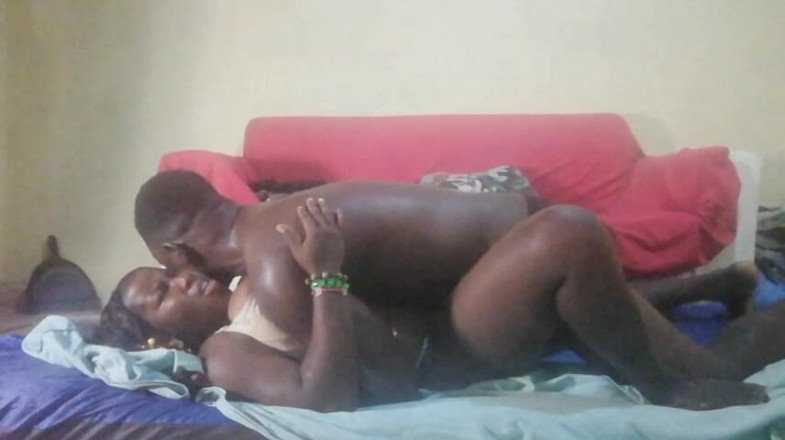 Pornsexlive: Zahýbající žena v domácnosti šuká se sousedem