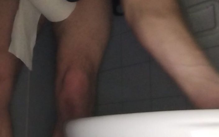 Damaged Hole: Banheiro público separado, pouco antes de perfurar um gloryhole e...