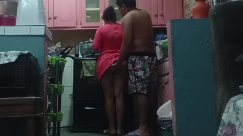 BigassMILF40: Můj tchyně byla v kuchyni a on přišel a ošukal...