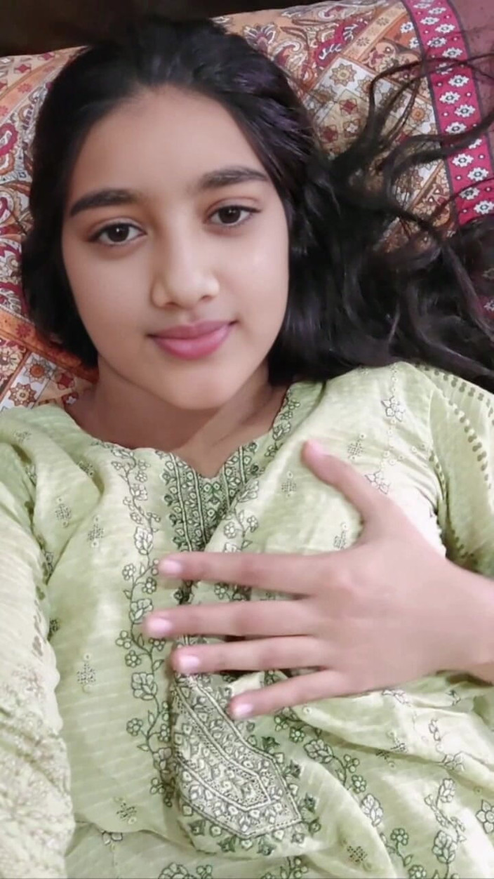 Your_aisha: デシ村の女の子が指で胸を見せて欲情した膣をセックスし、指で遊ぶ動画