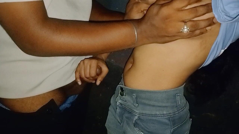 NikiRathod: Pijpbeurtserie met pijpbeurt achter de vrachtwagen om middernacht