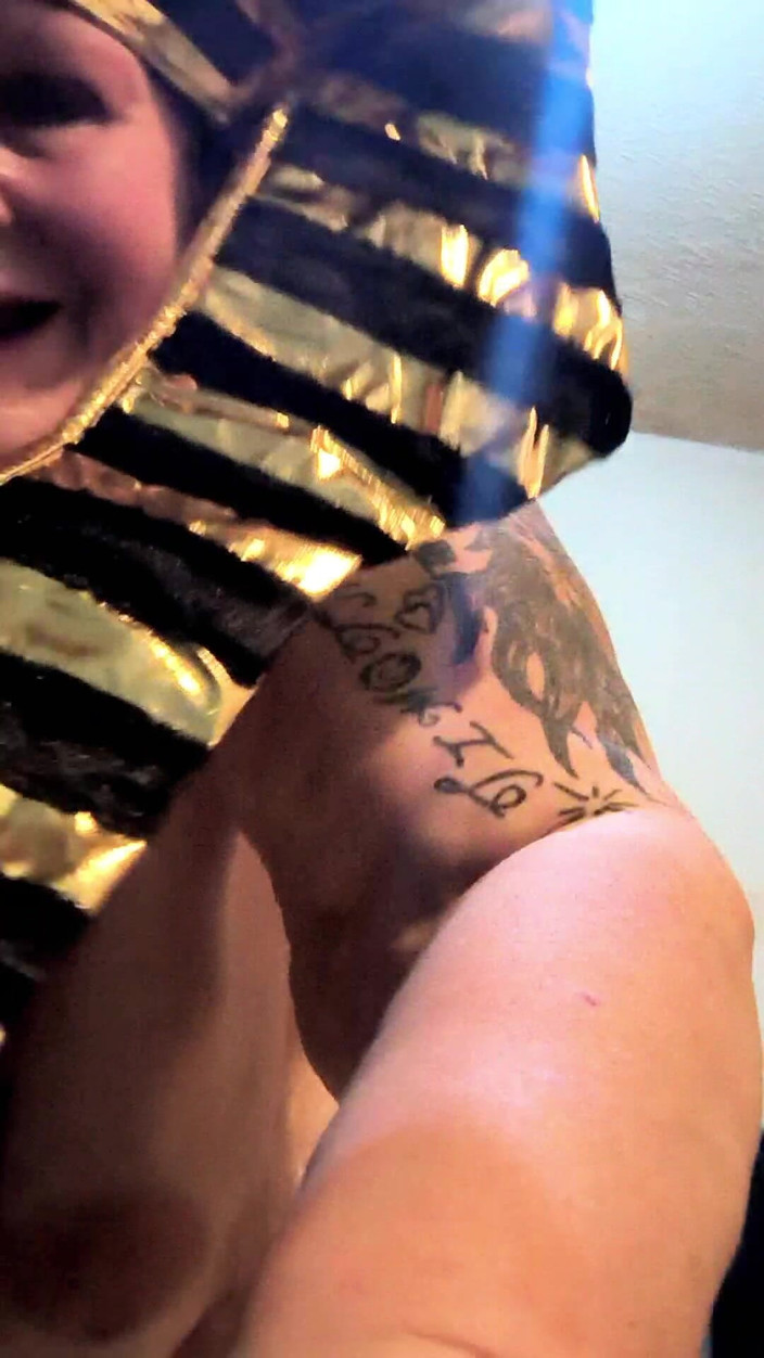 HerculesnVENUS: 喷出一个桶装满他的坚硬鸡巴观看口水