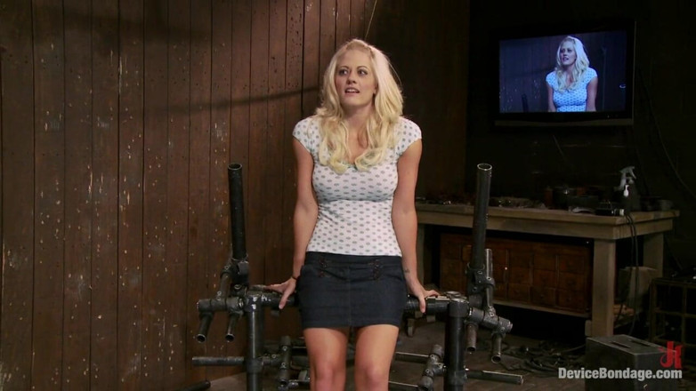 Device Bondage by Kink: Holly Heart Bývalá atletka Collegiate vzhůru nohama, anální kolík a...