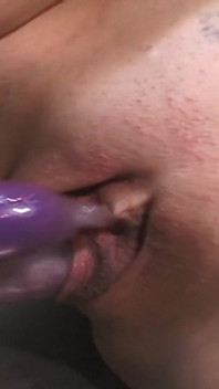 MiLF tettona si fa allungare la figa da un enorme dildo