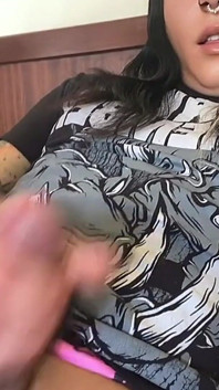 Unde îți imaginezi acest jet de spermă de la această fată frumoasă transsexuală?