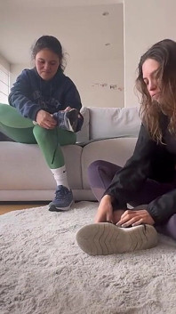 Wanita bergusti dengan kaki berpeluh dan besar