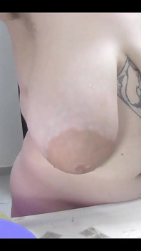Dělám nádobí nahá v horkou středu