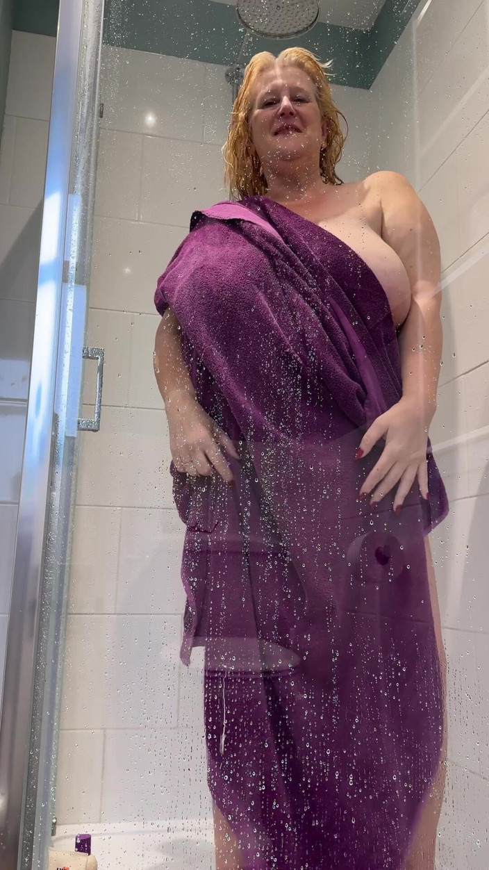catherinecan69: Únete a mí en la ducha. Mmmm desnudo y jabonoso