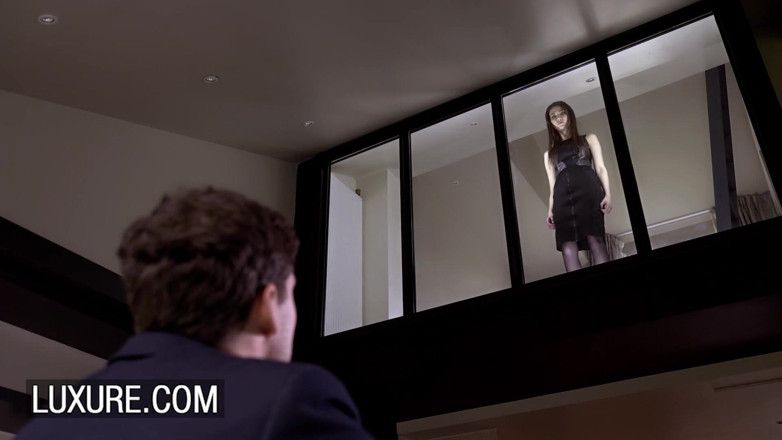 Luxure: Al esposo le gusta ver a su esposa tener relaciones...