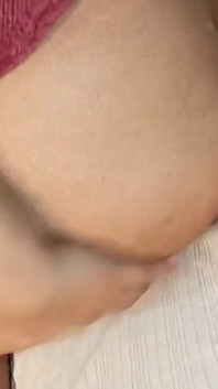 그녀의 몸을 마사지하는 Netu