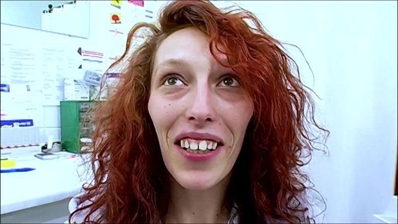 Klink by sextermedia: Rothaarige MILf masturbiert bei Dr. Schmutzig