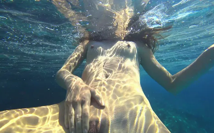 GoldTeachers: Stunning Girl Swims Nude on Public Beach