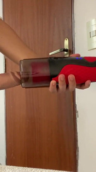 Koupil jsem si japonský automatický masturbátor a zjistil jsem, že se můj čůrák nevešel dovnitř