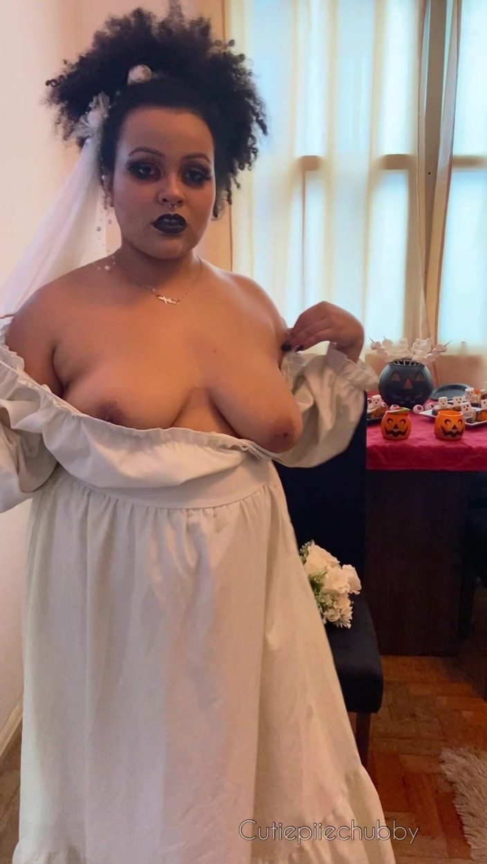 Cutiepiie Chubby: Хеллоуїн темна наречена роздягається тверк