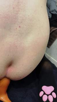 Femboy pieprzy tyłek z analnym mruganiem i dostaje go do środka