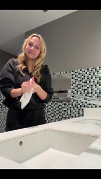 Pinkeln in die Airport Lounge, bevor es nach Deutschland geht