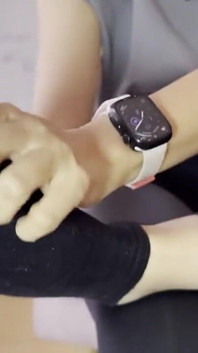 Seorang wanita memanaskan badan selepas gim dengan menyentuh kaki berpeluhnya