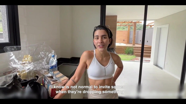 Fablazed: Seduziu o entregador com minha bunda perfeita!