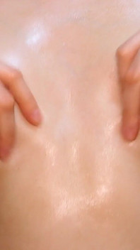 Gioca con le tette oliata. Gioca con le tette oliate.