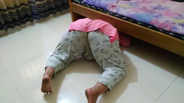 Aria Mia: Saoedische hete meid komt vast te zitten onder bed en...