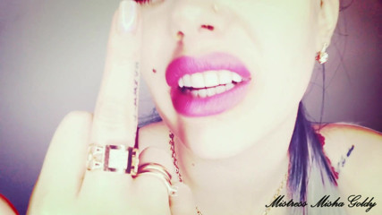 Goddess Misha Goldy: Adorate le mie labbra, simbolo perdente e dito medio! Umiliante...