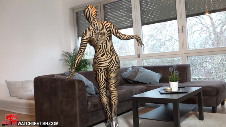 ZentaiDolls: Wieczór telewizyjny w zentai